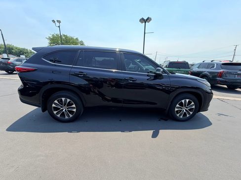 Used 2023 Toyota Highlander XLE AWD/4WD image 3