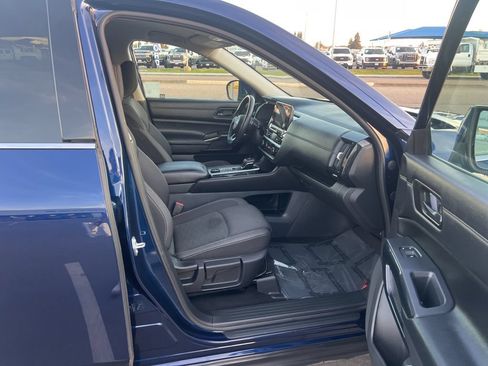 Used 2025 Nissan Pathfinder SV AWD/4WD image 28