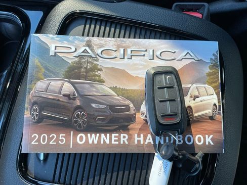 Used 2025 Chrysler Pacifica Limited FWD image 46