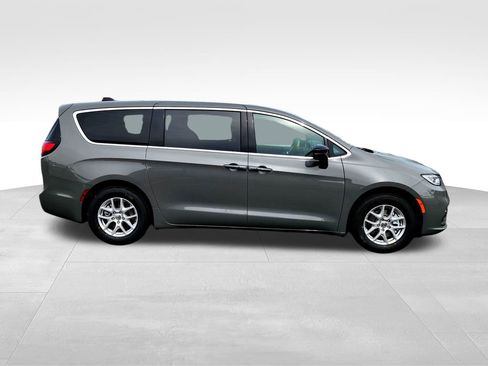 New 2025 Chrysler Pacifica Select image 8