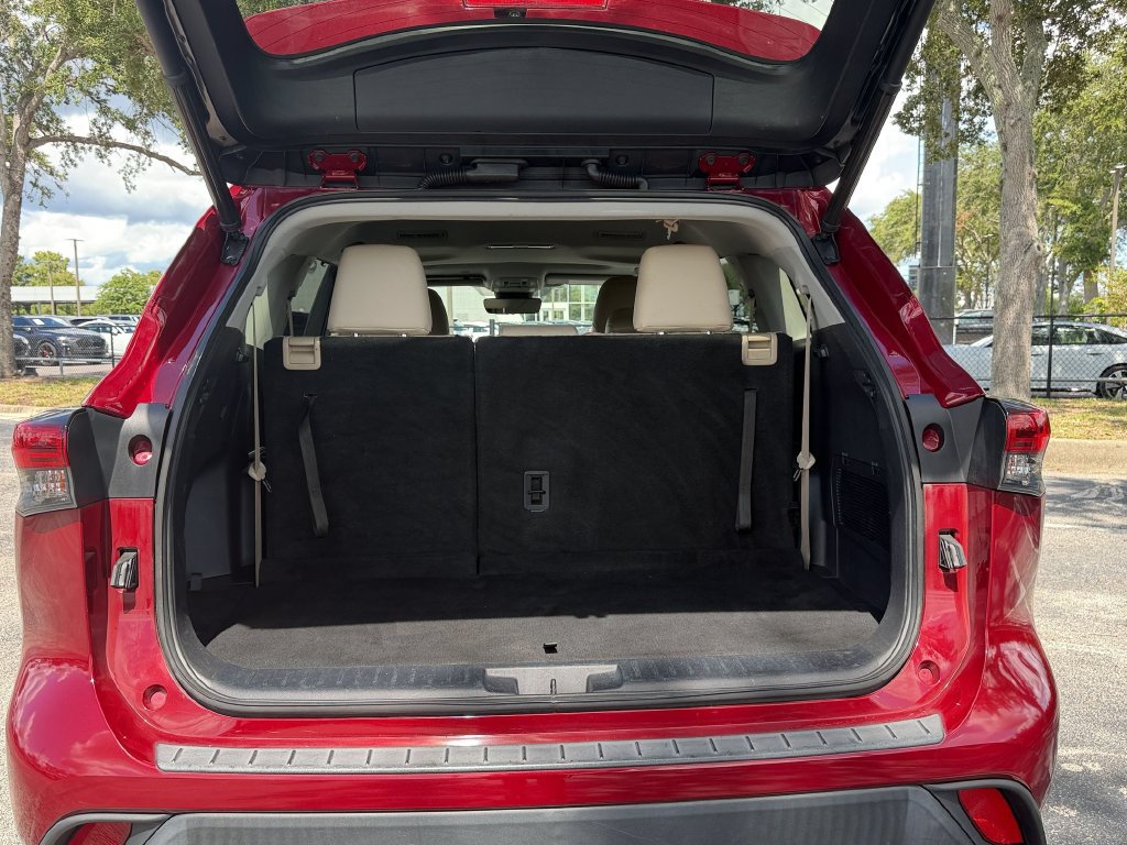 Used 2022 Toyota Highlander XLE FWD image 10