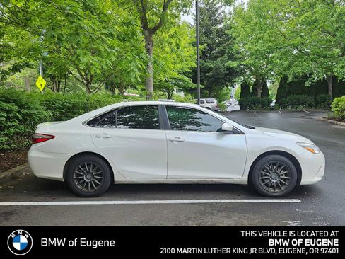 Used 2017 Toyota Camry XLE FWD image 2
