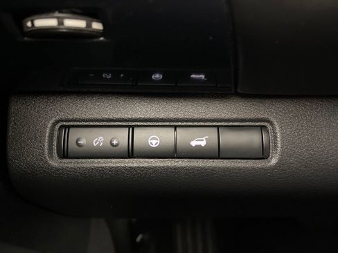 Used 2025 Nissan Pathfinder SV FWD image 28