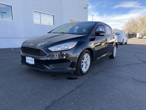 Used 2015 Ford Focus SE image 1