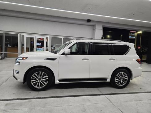 Used 2023 Nissan Armada SL w/ Captain's Chairs Package image 3