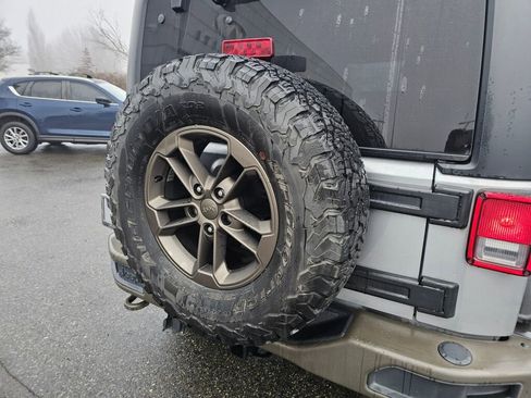 Used 2016 Jeep Wrangler Unlimited Sahara image 18