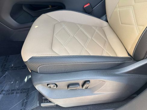 Used 2025 Volkswagen Atlas Cross Sport SE FWD image 21