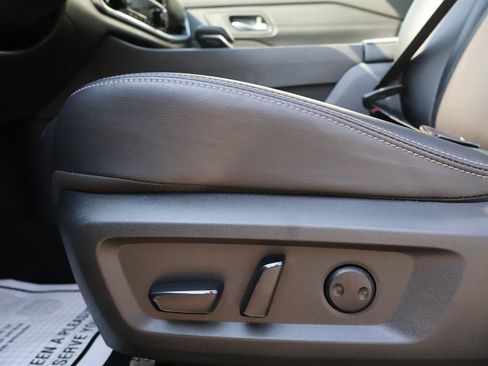 Used 2025 Nissan Rogue SL FWD image 22