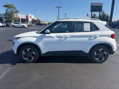Used 2025 Hyundai Venue SEL FWD image 4