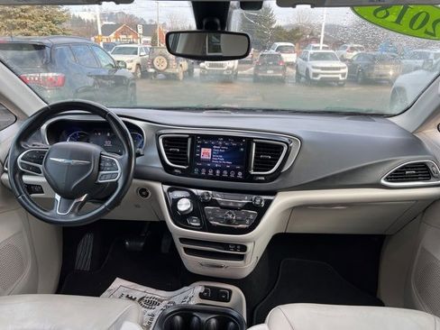 Certified 2018 Chrysler Pacifica Touring-L image 14