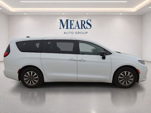 Used 2024 Chrysler Pacifica Limited FWD image 6