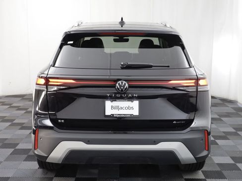 Used 2025 Volkswagen Tiguan SE w/ Panoramic Sunroof Package AWD/4WD image 16