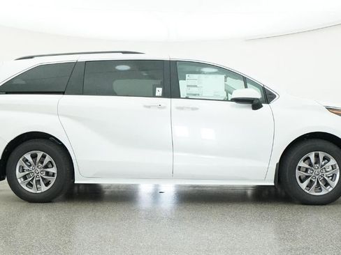 New 2026 Toyota Sienna XLE image 27