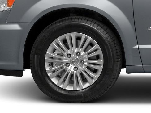 Used 2016 Chrysler Town & Country Touring-L image 12