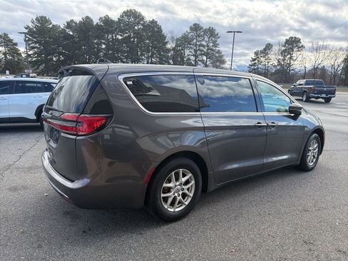 Used 2023 Chrysler Pacifica Touring-L image 7