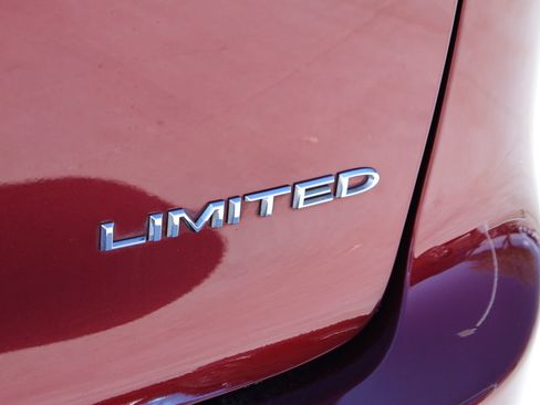 Used 2023 Chrysler Pacifica Limited FWD image 8