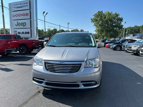 Used 2016 Chrysler Town & Country Touring w/ Driver Convenience Group FWD image 1