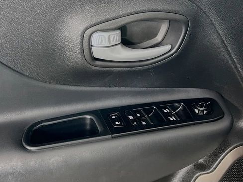 Used 2023 Jeep Renegade Latitude AWD/4WD image 19