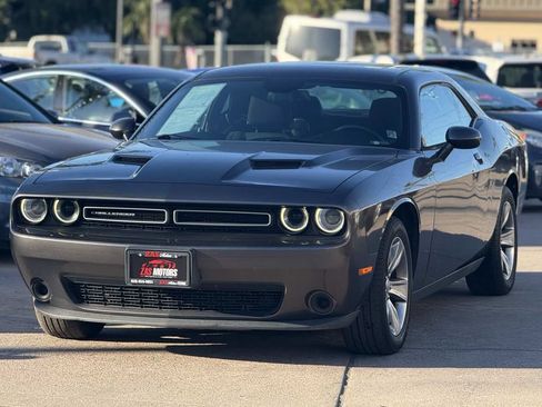 Used 2015 Dodge Challenger SXT image 4