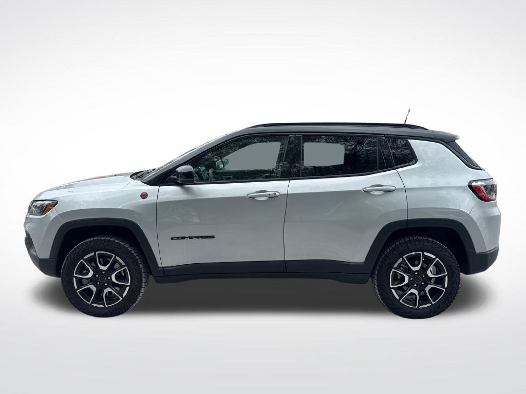 Used 2025 Jeep Compass Trailhawk AWD/4WD image 2