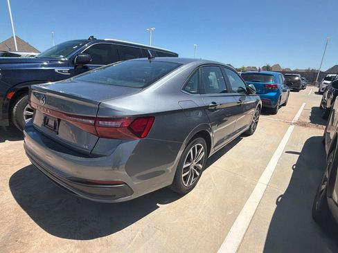 Used 2025 Volkswagen Jetta SE FWD image 3