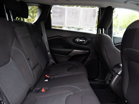 Used 2019 Jeep Cherokee Latitude w/ Cold Weather Group FWD image 13