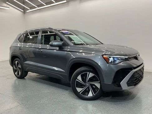 Used 2025 Volkswagen Taos SE AWD/4WD image 2
