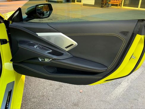 Used 2021 Chevrolet Corvette Stingray Premium Conv w/ Z51 Performance Package image 18