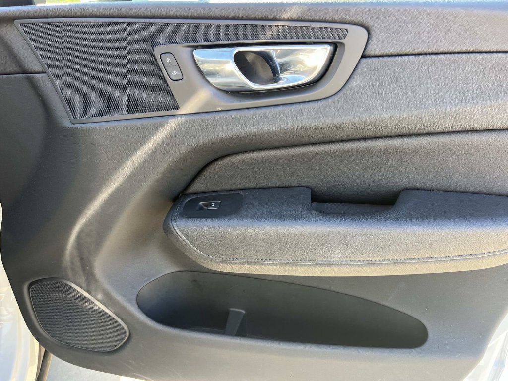 Used 2020 Volvo XC60 T5 Momentum FWD image 25