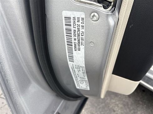 Used 2021 Chrysler Pacifica Touring-L AWD/4WD image 33