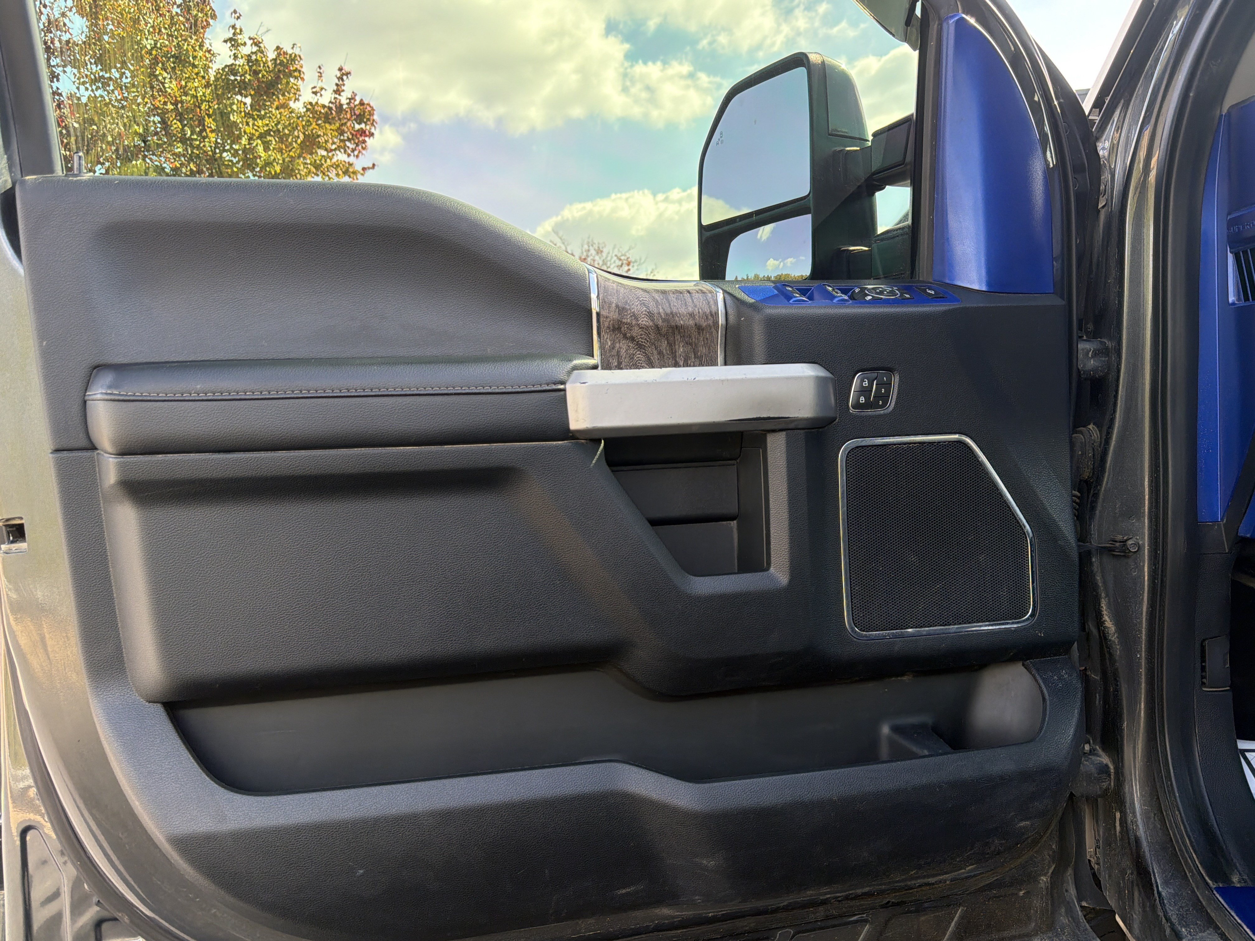 Used 2019 Ford F350 Lariat w/ Lariat Ultimate Package AWD/4WD image 24