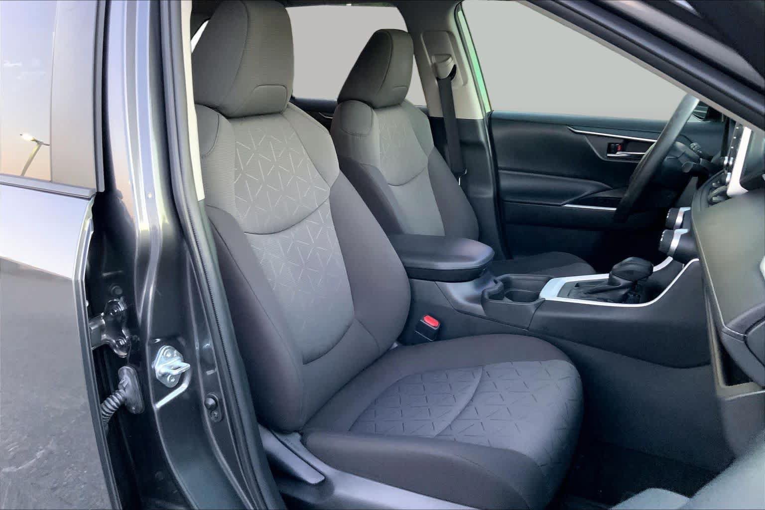 Used 2021 Toyota RAV4 XLE w/ Convenience Package FWD image 8