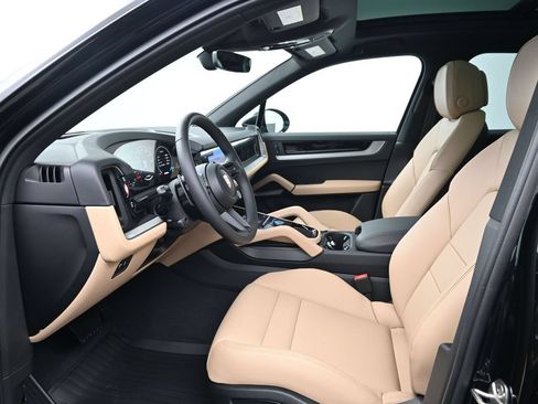 Certified 2026 Porsche Cayenne AWD/4WD image 4