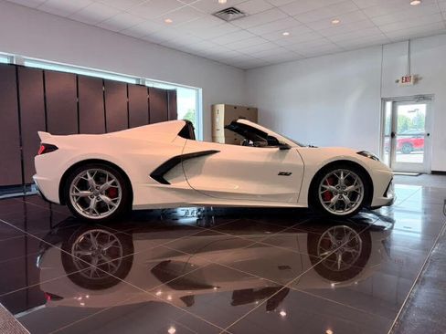 Used 2023 Chevrolet Corvette Stingray Premium Conv w/ Z51 Performance Package RWD image 11
