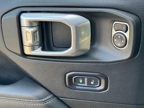 Used 2019 Jeep Wrangler Unlimited Sahara w/ Advanced Safety Group AWD/4WD image 30
