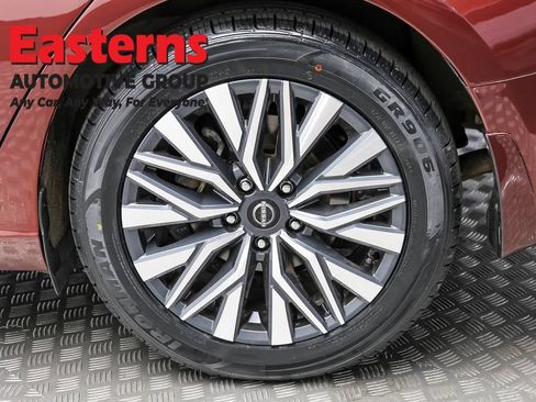 Used 2024 Nissan Altima 2.5 SV FWD image 8