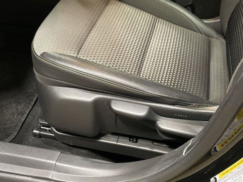 Used 2024 Chevrolet Trax LT w/ Sunroof Package FWD image 13