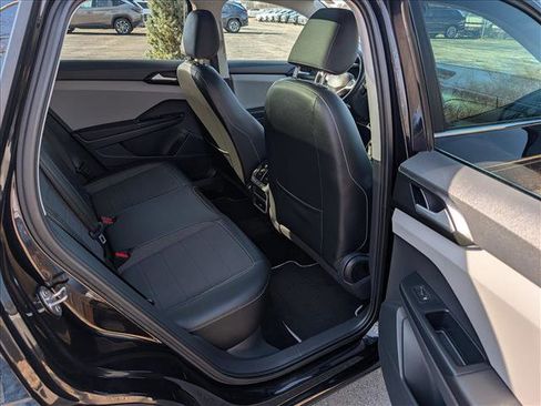 Used 2023 Volkswagen Taos SE w/ Panoramic Sunroof Package image 15