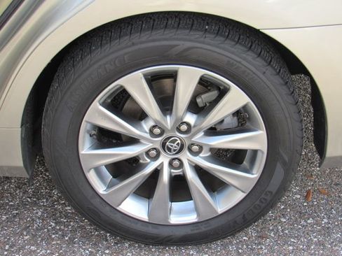 Used 2017 Toyota Camry XLE w/ Moonroof Package FWD image 13