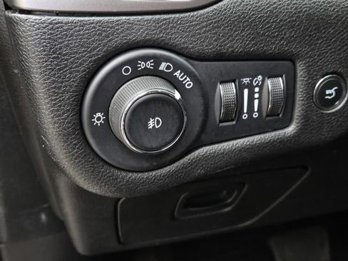 Used 2022 Jeep Cherokee Limited AWD/4WD image 23