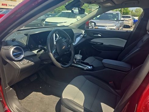 Used 2025 Chevrolet Trax LT w/ LT Convenience Package FWD image 7