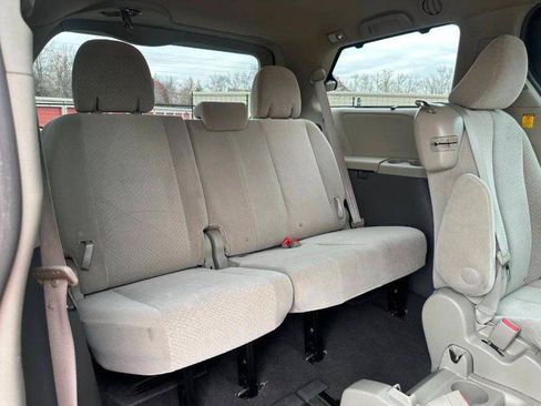 Used 2011 Toyota Sienna LE w/ Towing Pkg FWD image 12