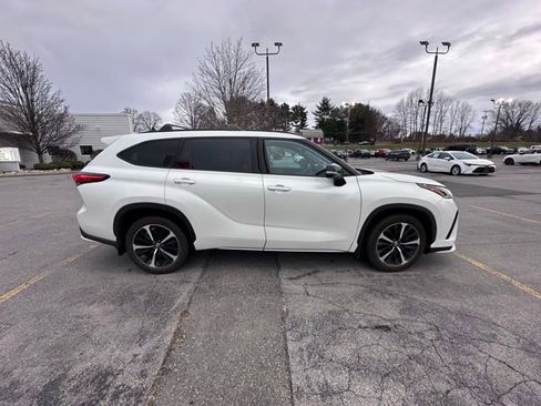 Used 2022 Toyota Highlander XSE image 2