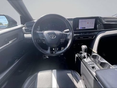 Used 2025 Toyota Camry SE w/ Convenience Package FWD image 5