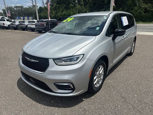 Used 2024 Chrysler Pacifica Touring-L FWD image 12