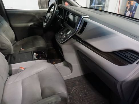 Used 2017 Toyota Sienna XLE image 23