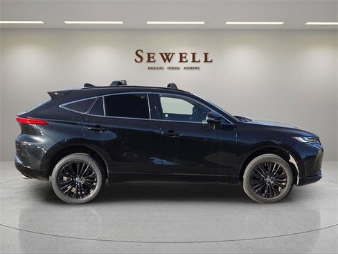 Used 2023 Toyota Venza image 4