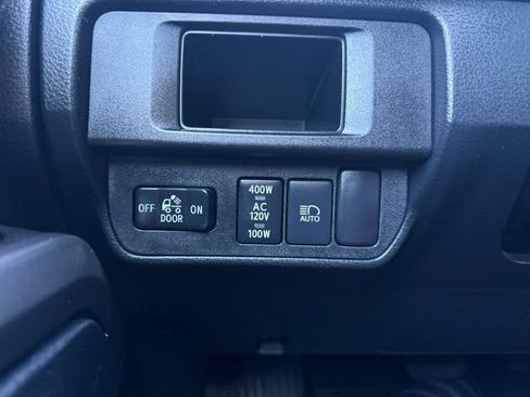 Used 2018 Toyota Tacoma TRD Sport w/ Technology Package AWD/4WD image 19