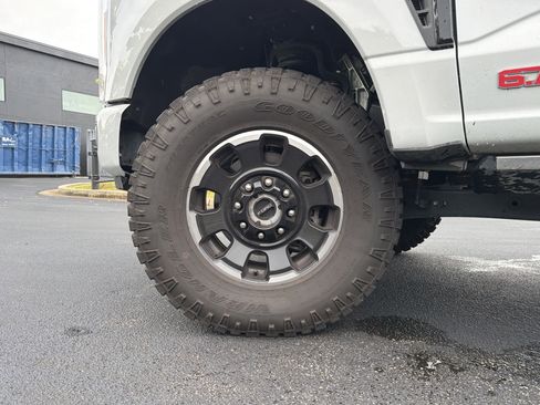 Used 2025 Ford F350 Platinum w/ Tremor Off-Road Package AWD/4WD image 14