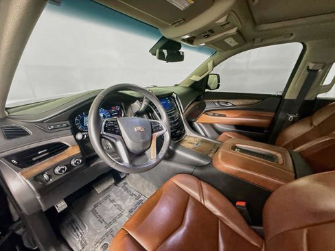 Used 2019 Cadillac Escalade Luxury w/ Escalade Sport Edition AWD/4WD image 11